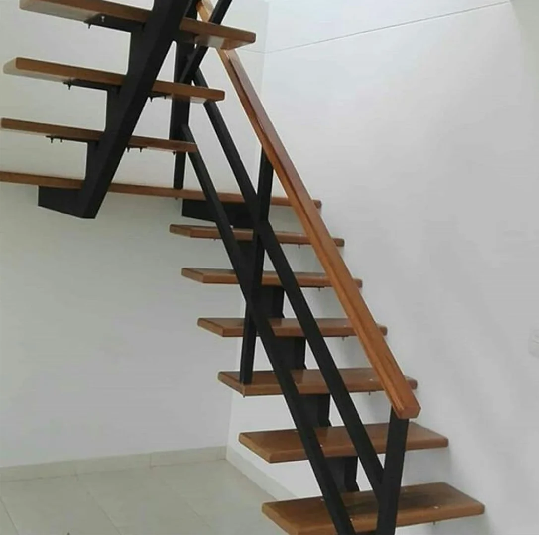 Escalera en madera, varandal en madera